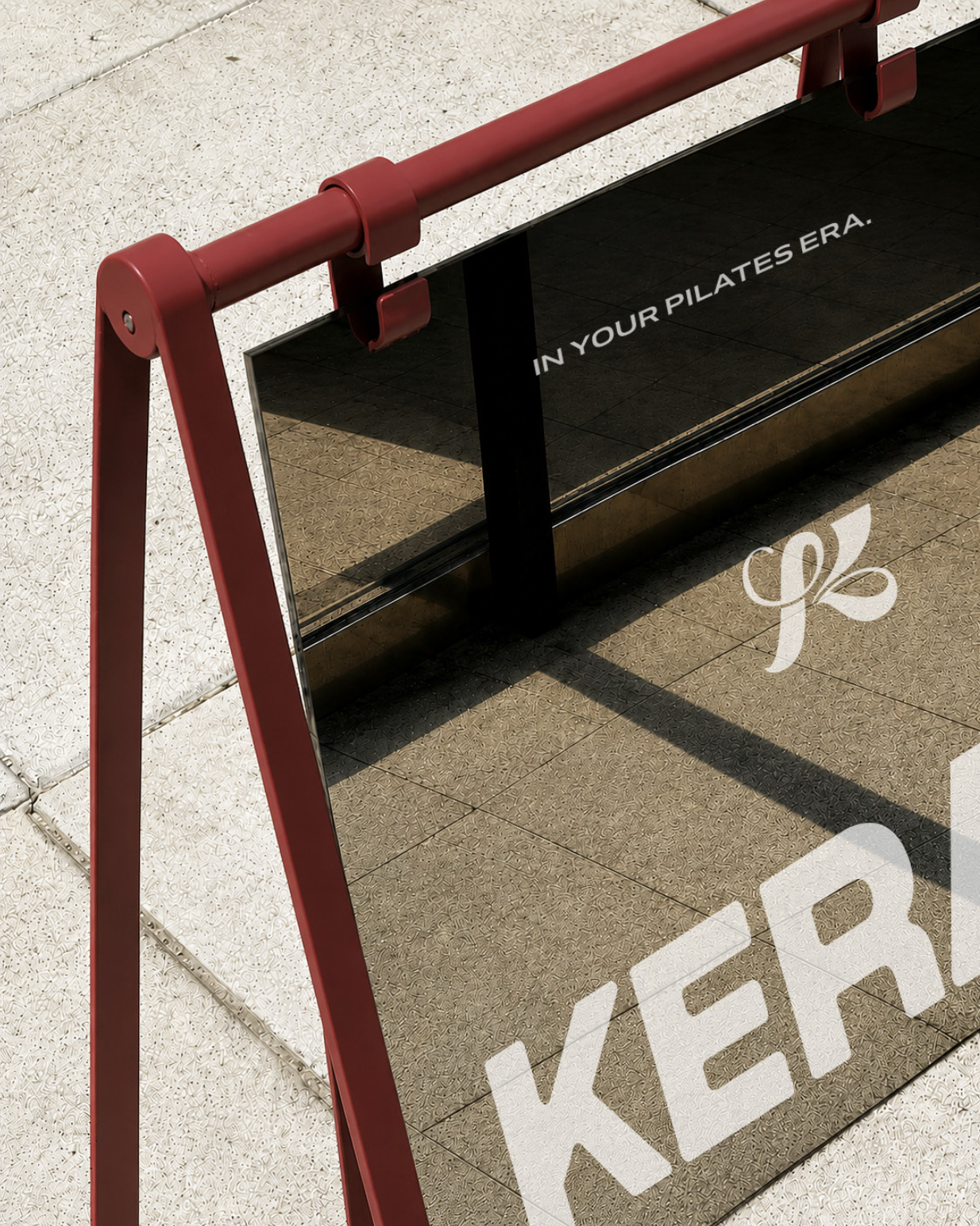 Barre bordeaux KERA dans le studio, baignée de soleil