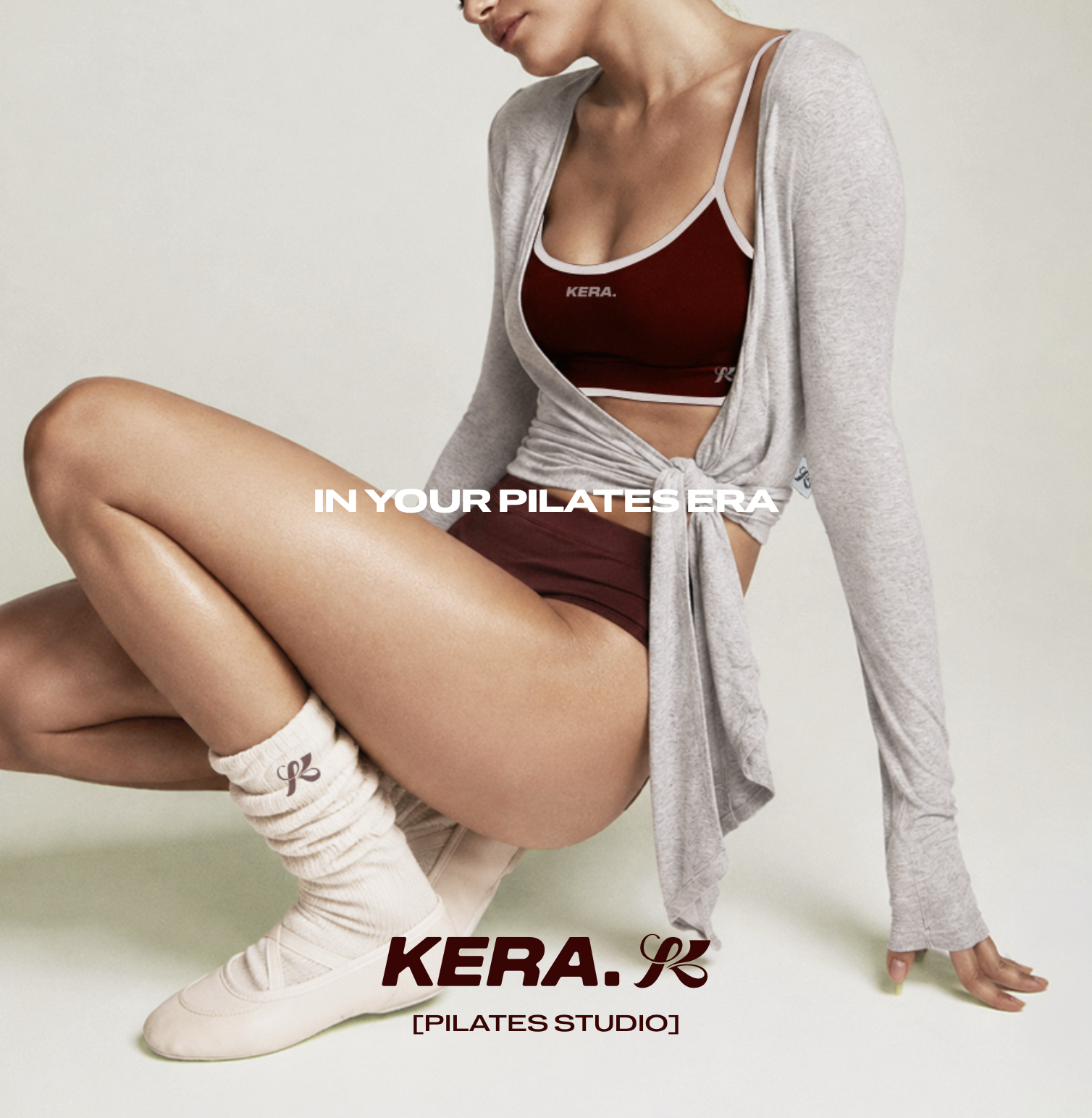 Femme assise en tenue KERA bordeaux dans un portrait éditorial de campagne